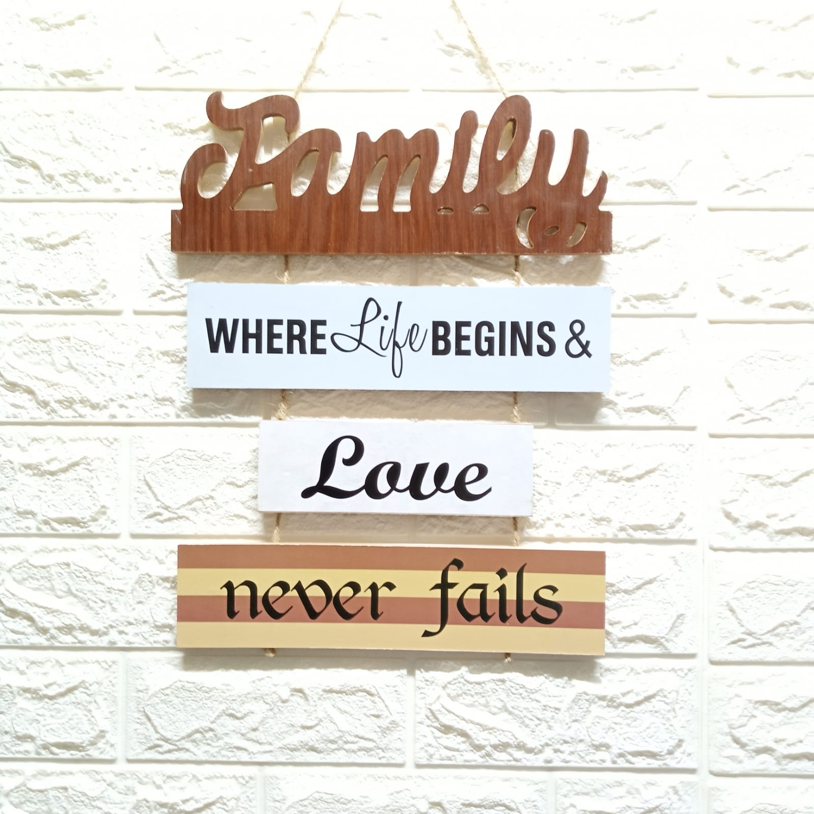 Wall "Familia Rules" Caption Decor - waseeh.com
